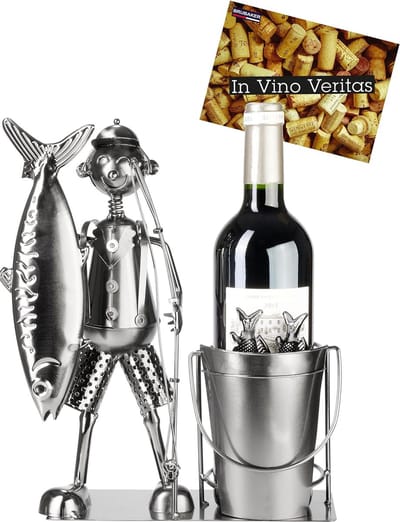 BRUBAKER Wijnfleshouder "Grote Vangst" Visser met Vis, Hengel en Emmer - Metalen Visfleshouder - 30 cm Viswijngeschenk - Decoratieve Flessenhouder met Wenskaart - Wijnrek