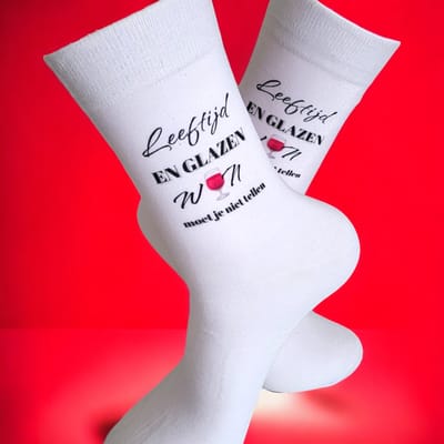 Wijn Sokken - Verjaardag - Gift - Valentijns cadeau - Sokken met tekst - Witte sokken - Cadeau voor vrouw en man - Kado - Sokken - Verjaardags cadeau voor hem en haar - Verliefd - Vaderdag - Moederdag - LuckyDay Socks - Maat 37-44