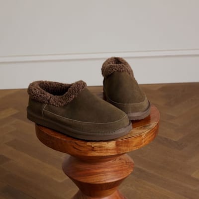 Manfield - Heren - Donkerbruine suède pantoffels met imitatie wol - Maat 40