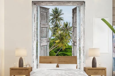 Behang - Fotobehang Tropisch - Palmboom - Doorkijk - Zee - Breedte 160 cm x hoogte 240 cm