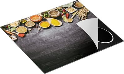 Chefcare Inductie Beschermer Indiase Kruiden op een Zwarte Tafel - 60x50 cm - Afdekplaat Inductie - Kookplaat Beschermer - Inductie Mat