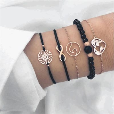 Trendy mode, gouden en zwarte kralen, liefdeskaart met 8 figuren, vijfdelige armbandenset beige