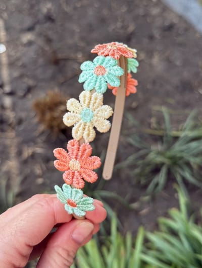 Diadeem - Meisjes diadeem - Diadeem met madeliefjes - Haarband met madelief oranje groen geel - Meisjes haarband - Haarbandjes - Haaraccessoires voor meisjes - Handmade - bloemen diadeem - Bruiloft - Haaraccessoires Bruiloft - Cadeautje