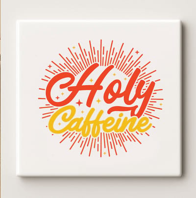 Holy Caffeine Grappige Koffie Tegel 15x15cm – Energieke Wanddecoratie voor Keuken of Kantoor, Perfect Cadeau voor Koffieliefhebbers