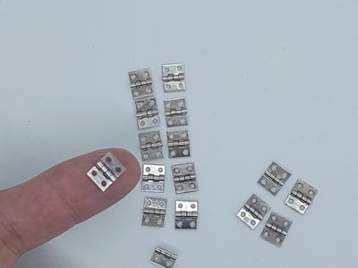 SET VAN 16 STUKS - MINI SCHARNIEREN – MET SPIJKERTJES - VASTE PEN - SCHARNIER - CHROOM - 8x10mm - DEURSCHARNIER - KASTSCHARNIER - VERCHROOMD