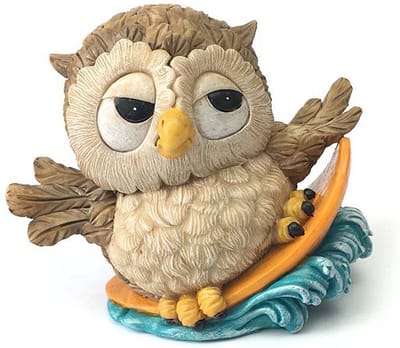 Wisdom friends uiltjes - Beeldjes van beroepen en sporten Uiltje Karel de surfer - hoogte 9 cm - handgeschilderd - verzameling / Sinterklaas cadeautjes / Kerstcadeautjes