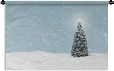 Wandkleed Kerst - Een kerstboom in een besneeuwd landschap en een blauwe hemel Wandkleed katoen 180x120 cm - Wandtapijt met foto XXL / Groot formaat!