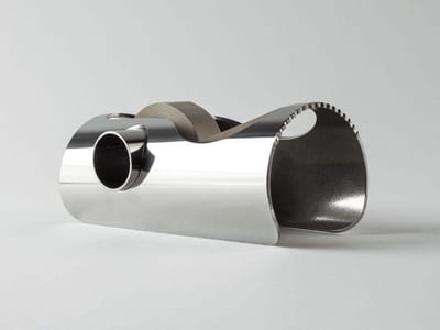 Plakbandhouder uit gepolijst RVS buis gelazerd, Design Plakbandrolhouder Plakband Tape Dispenser Bureaudispenser Kantooraccessoires. Passend voor Scotch 3M of MT Masking Tape. Ontwerp Maarten Baptist