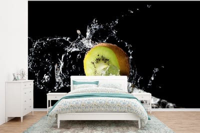 Behang - Fotobehang Kiwi - Fruit - Stilleven - Water - Zwart - Breedte 320 cm x hoogte 240 cm