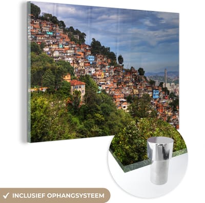 ® Glasschilderij 180x120 cm - Schilderij acrylglas - Fantastische foto van een favela onder een prachtig wolkenveld in Brazilië - Foto op glas - Muurdecoratie woonkamer - Wanddecoratie slaapkamer - Schilderijen