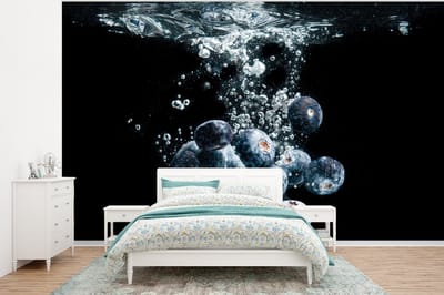 Behang - Fotobehang Blauwe bessen - Fruit - bes - Stilleven - Water - Zwart - Breedte 320 cm x hoogte 240 cm