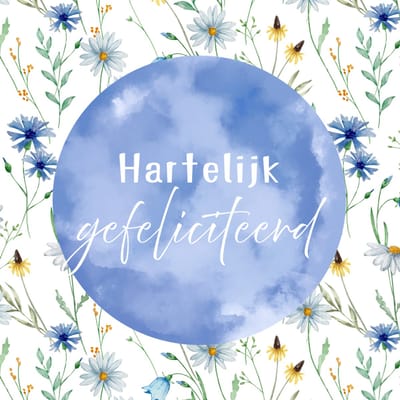 Wenskaart hartelijk gefeliciteerd - blauwe aquarelcirkel en witte bloemen – 13x13 cm – gevouwen kaart – inclusief witte envelop – stevig papier – felicitatiekaart