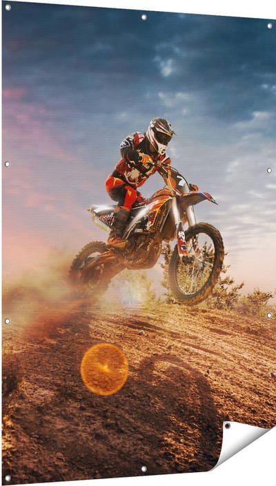 Gards Tuinposter Motorcross op een Heuvel bij Zonsondergang - 100x150 cm - Tuindoek - Tuindecoratie - Wanddecoratie buiten - Tuinschilderij