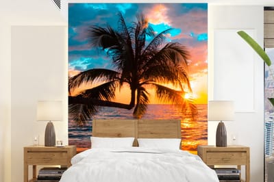 Behang - Fotobehang Palm - Zonsondergang - Horizon - Strand - Zee - Tropisch - Breedte 165 cm x hoogte 220 cm