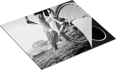 Chefcare Inductie Beschermer Mountainbike Fietser op Stenen bij Zonsopgang - Zwart Wit - 60x50 cm - Afdekplaat Inductie - Kookplaat Beschermer - Inductie Mat