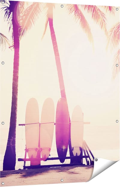 Gards Tuinposter Tropisch Strand met Surfborden - 90x120 cm - Tuindoek - Tuindecoratie - Wanddecoratie buiten - Tuinschilderij