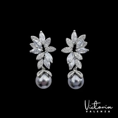 Victoria Valenza Zilverkleurige Oorbellen met Grijze Parels en Zirkonia Stenen - Oorhangers - Zilverkleurig - Parel oorbellen - Zirkonia