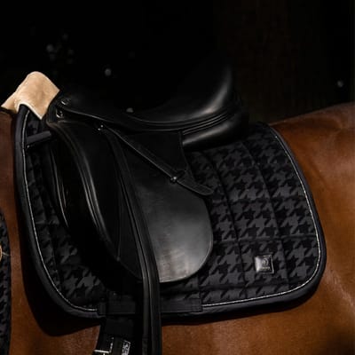 Eskadron Zadeldek Velvet Stamp Essence 22 Black - Full Dress | Zadeldekje paard