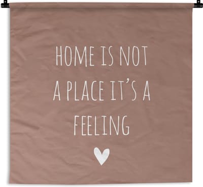 Wandkleed - Wanddoek - Engelse quote "Home is not a place it's a feeling" met een hartje tegen een bruine achtergrond - 60x60 cm - Wandtapijt