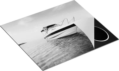 Chefcare Inductie Beschermer Motorboot aan het Strand met Blauw Water - Zwart Wit - 60x50 cm - Afdekplaat Inductie - Kookplaat Beschermer - Inductie Mat