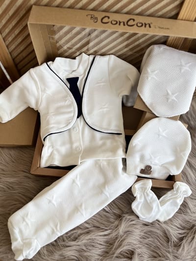 Luxe geschenkdoos-5 delige set- Baby pak-biokatoen-organic-anti allergisch -natural baby wear-kraamcadeau-new born-doopsel-fotoshoot-babyshower- katoen-witte kleur-maat 56- vanaf geboorte tem 3 maanden
