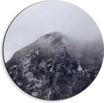 Dibond Wandcirkel - Berg met Mist (zwart/wit) - 40x40cm Foto op Aluminium Wandcirkel (met ophangsysteem)