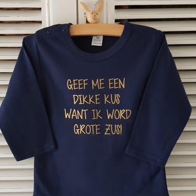 Baby rompertje met tekst meisje  Geef me een dikke kus want ik word grote zus meisje - Zwangerschapsaankondiging  | Lange mouw |blauw met goud | maat 74-80  zwangerschap aankondiging bekendmaking