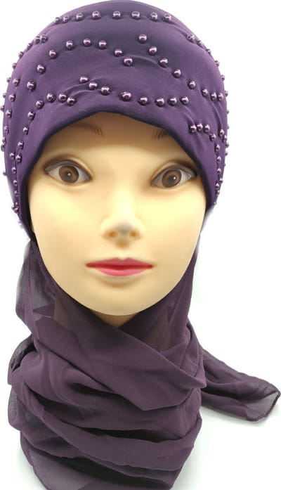 Elegante paarse hoofddoek, hijab met kralen.