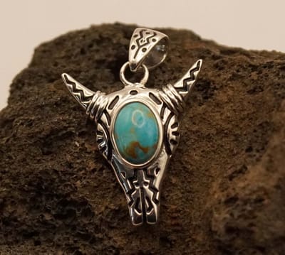 Sterling zilveren hanger van stierenschedel met turkoois steen - zilveren hanger longhorn - 925 zilver hangertje bizon schedel - stierenschedel hangertje van sterling zilver - pendant skull with turkoois stone - stoere hanger cadeau tip