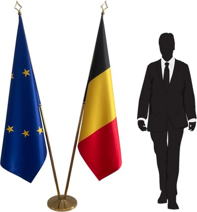 Belgische en Europese vlag met standaard RVS – goudkleurige afwerking – dubbele mast met speerpunt (lance) – zware voet Ø 360 mm (3 kg) – telescopisch tot 2,5 m – 2x 100x150 cm dubbelzijdig – premium set