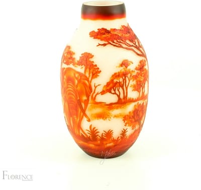 Cameoglas balustervaas 'African Elephant' - Vaas - decoratieve cameoglas vaas Afrikaanse olifant - reliëfgravure met savanne - massieve kwaliteit - 29,5 cm hoog Ø17 cm - roodoranje/wit