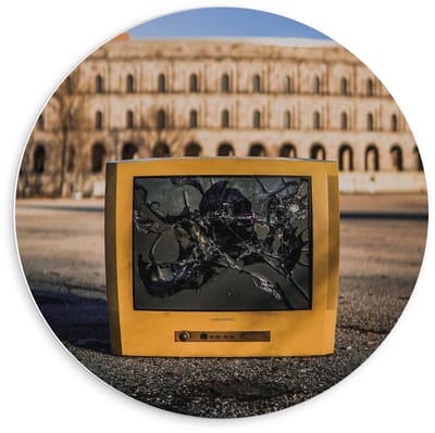 Forex Wandcirkel - Kapotte Gele Televisie  - 60x60cm Foto op Wandcirkel (met ophangsysteem)