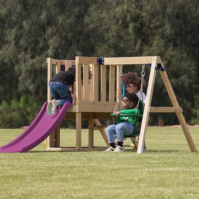 AXI Timo Mini Speeltoestel met Babyschommel, Klimwand en Krijtbord – Paarse Glijbaan – FSC hout – Klein speeltoestel voor de tuin / buiten