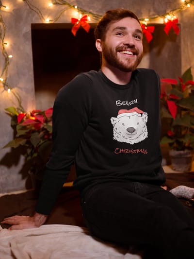 Shirt - Beary christmas - Wurban Wear | Grappige sweater | Leuk cadeau | Unisex sweater | Oversized sweater | Foute kerst trui | Foute kerstkleding | Kerst sweater | Kerst diner | Kersttrui dames | Foute kersttruiendag 2024 | Zwart