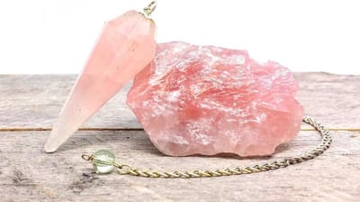 Rozenkwarts Kristal Specimen - Genezend Kristal Meditatie Set - Chakra Werk - Ruwe Steen en Slinger