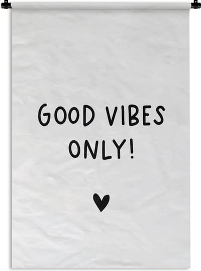 Wandkleed - Wanddoek - Engelse quote "Good vibes only!" met een hartje op een witte achtergrond - 60x90 cm - Wandtapijt