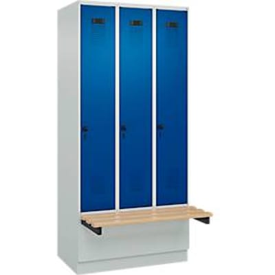 C+P Evolo Plus garderobekast, 3 vakken van elk 300 mm breed, sokkel, zwevende bank, B 900 x D 815 x H 1950 mm, draaigrendel, lichtgrijs/gentiaanblauw