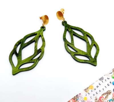 Jeannette-Creatief® - Resin - Leaf Green & Gold - Resin Oorbellen - Oorbellen Dames - Groene Oorbellen - RVS gouden oorknoppen - Olijfgroen - Olivegreen - Groen - Olijf - Groene Oorbellen - Sieraden - Herfstlook