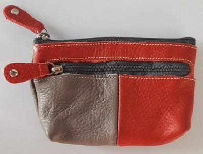Deze praktische en soepel leren sleuteletui komt altijd van pas. Uitgevoerd in een leuke twee kleurencombinatie. Met een extra rits vakje aan de voorkant. Voor uzelf of Bestel Een Cadeau.