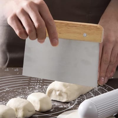 Deegschraper - Deegsteker - Groentesnijder - TENZHVXI® - Snijdt En Schraapt Moeiteloos - Ergonomisch Houten Handvat - 15 Cm Rvs En Hout - 1 Stuk - Ideaal Voor Brood En Pizzadeeg