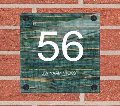 Naambordje voordeur plexiglas 15x15x0,5 cm met mat zwart afstanhouder model 1136 - Huisnummerbordje, naambordjes, naambordje huis, naamplaatjes,  huisnummer bordje, originele naambordjes voordeur, huisnummerbord met naam, originele huisnummer bord