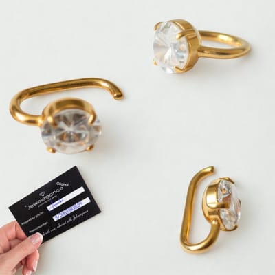 Neuspiercing – neuspiercing staafje – neuspiercing steentje 316L – neuspiercing bocht – neus piercing – L-vorm neuspiercing – chirurgisch staal – zirkonia steen – glanzend – hypoallergeen – goudkleurig – dames piercing – neusstud – luxe uitstraling