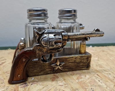 Pistolen - Revolvers - peper & zout stel - Decoratie - Woonaccessoires - Beeld - Zwart - 9cm Hoog
