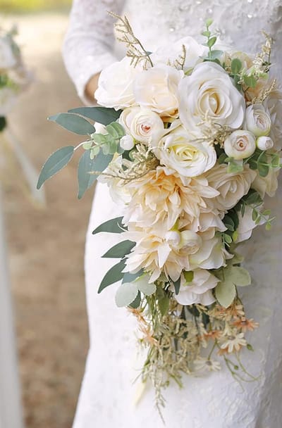 Bruidsboeketten voor Boho rustieke huwelijksceremonies - kunstmatige boeketten met beige en witte rozen