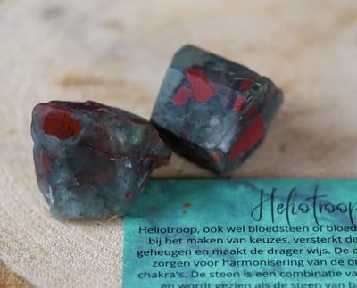 Heliotroop Trommelsteen Ruw | Edelsteen - Perfect cadeau voor mannen en vrouwen - Inclusief uitleg - Spiritueel - Bloedsteen - Geheugen - Harmonisering - Wijsheid - Concentratie - 100% NATUURLIJK