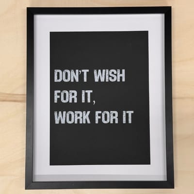 Lijst met motiverende quote - zwarte lijst, witte passe-partout - "Don't wish for it, work for it" - witte letters op zwarte achtergrond - 40x50 cm