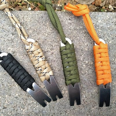 4 stuks Handgemaakte Paracord Gebreide Mini Zakformaat Roestvrij Staal Breekijzer Krukvormige Schraper Draadwinder Nagelwipper Sleutelhanger 1set 4pcs white