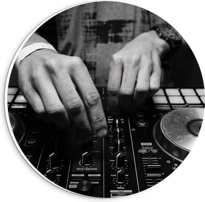 Forex Wandcirkel - Dj achter Draaitafel (zwart/wit) - 20x20cm Foto op Wandcirkel (met ophangsysteem)