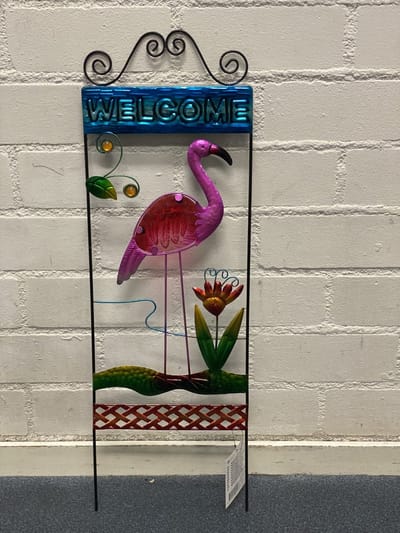 Metalen tuinsteker Welcome + flamingo - metaal + glas - zwart + meerkleurig - hoogte 68 cm x 22 x 1.5 cm - Tuindecoratie - tuinstekers