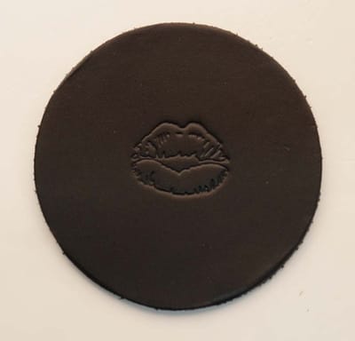 Zwarte onderzetter van leer met mond set van 6 stuks - onderzetters lippen - onderzetter mond - grappige onderzetters zwart - leuke lederen onderzetters - handgemaakte onderzetters voor drinkglazen - ronde zwarte onderzetters - ronde onderzetters